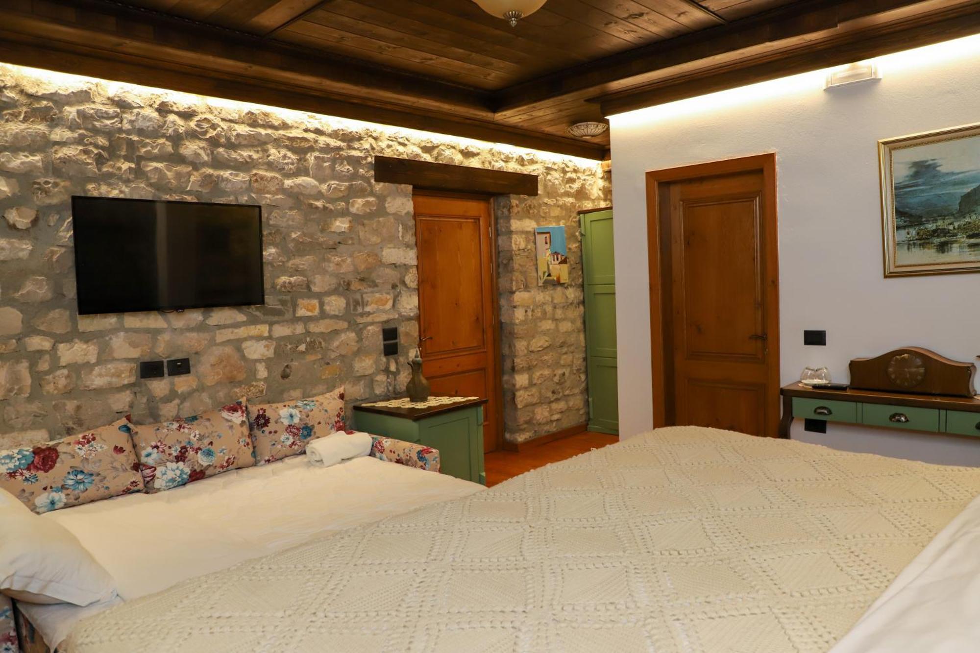 Villa Oda Tomori Berat Luaran gambar